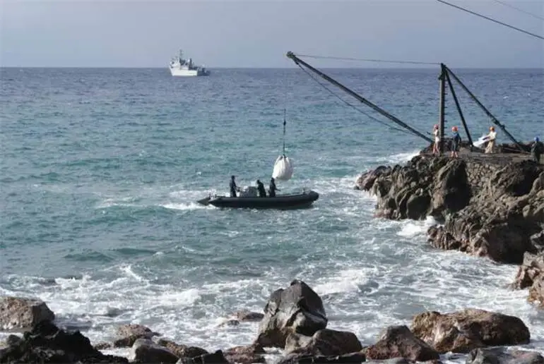 Image: Royal New Zealand Navy disembarking stores