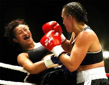 Daniella Smith fighting Nive Moefaauo, 2008 Image: Daniella Smith fighting Nive Moefaauo, 2008