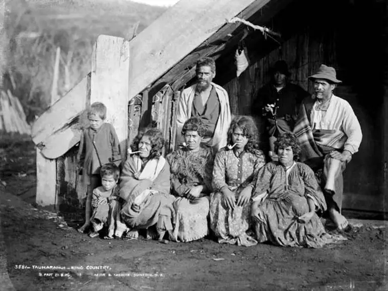 Image: Māori women smoking pipes