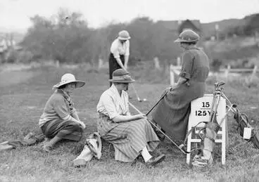 Image: Women golfers, 1920s