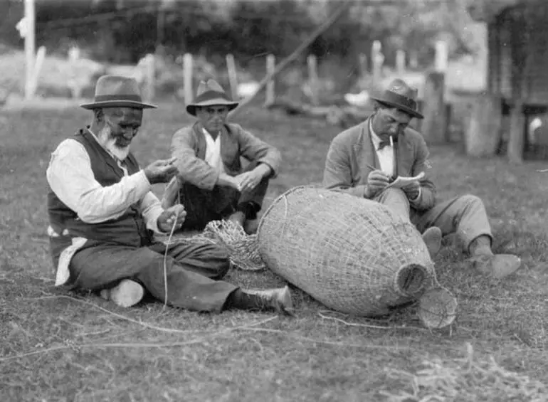 Image: Making a hīnaki