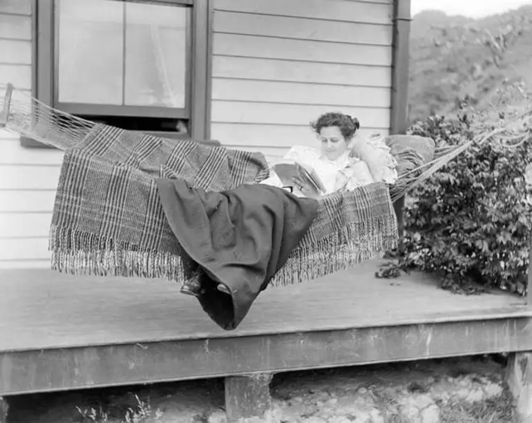 Image: Reading for pleasure, late 19th century