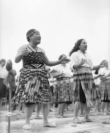 Image: Tuini Ngāwai and Ngoi Pēwhairangi, 1943