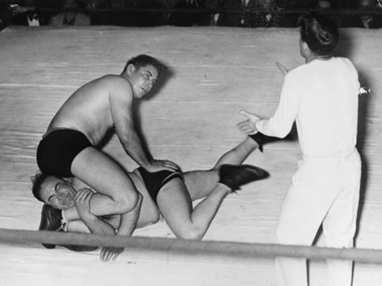 Image: Wrestlers at the Wellington Town Hall, 1939