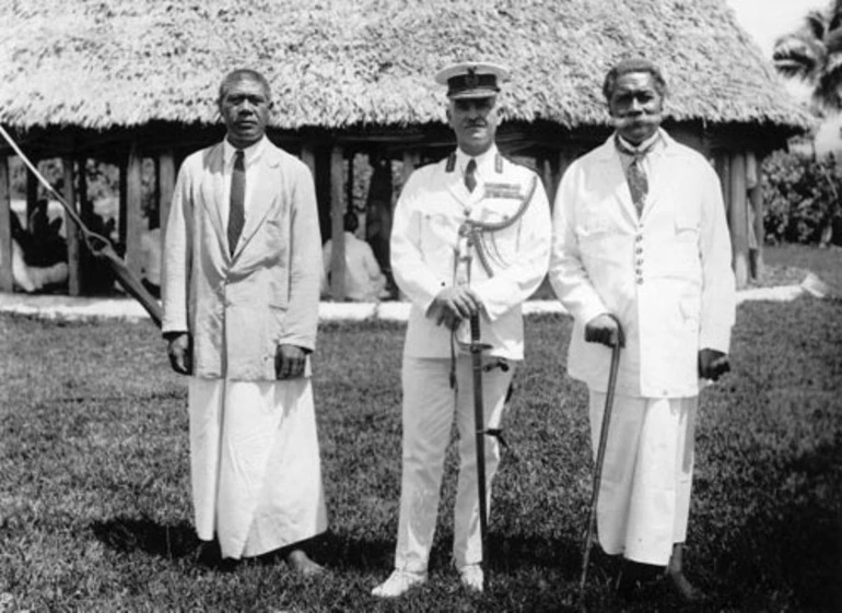 Image: George Spafford Richardson with high-ranking Samoan chiefs Malietoa Tanumafili II (left) and Mata'afa Faumuina Fiame Mulinu'u I.