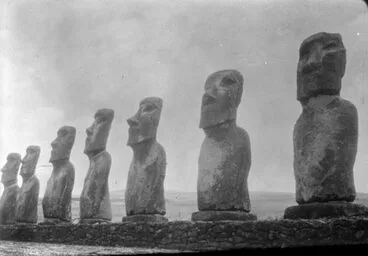 Image: Statues on Easter Island