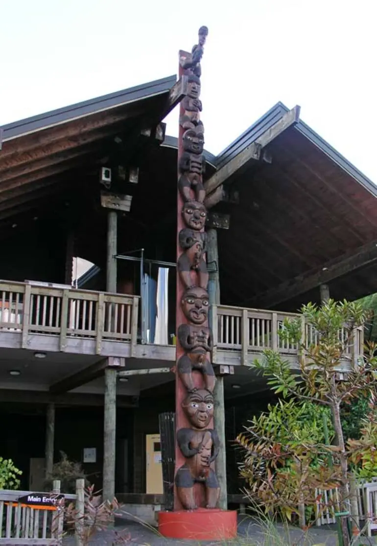 Image: Carved post, Arataki visitor centre