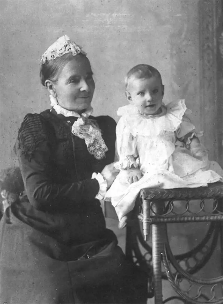 Image: Annie Jane Schnackenberg with a baby, possibly her grandchild