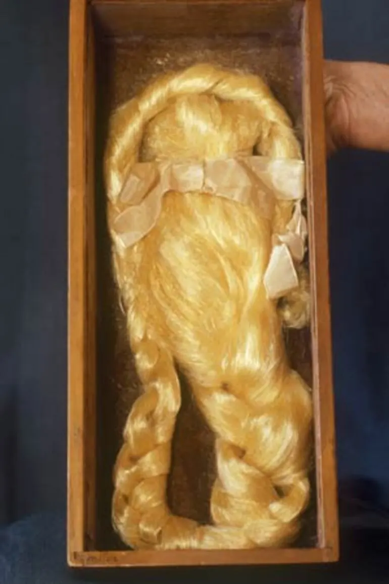 Image: Gum wig