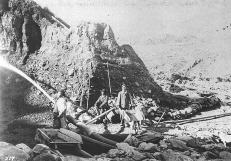 Image: Chinese miners at Upper Kyeburn