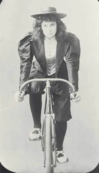 Woman cyclist in knickerbockers Image: Woman cyclist in knickerbockers