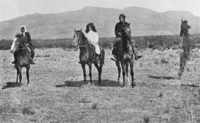 Image: Māori women racing horses