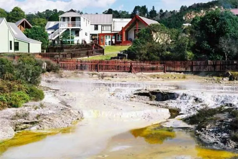 Image: Whakarewarewa: living in a thermal area