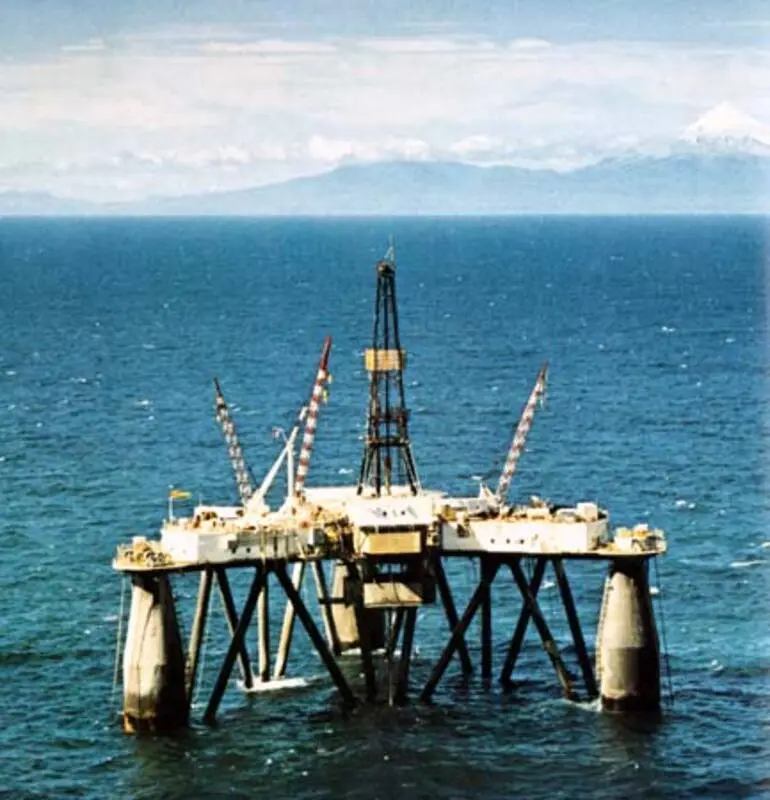 Image: Semi-submersible drilling rig