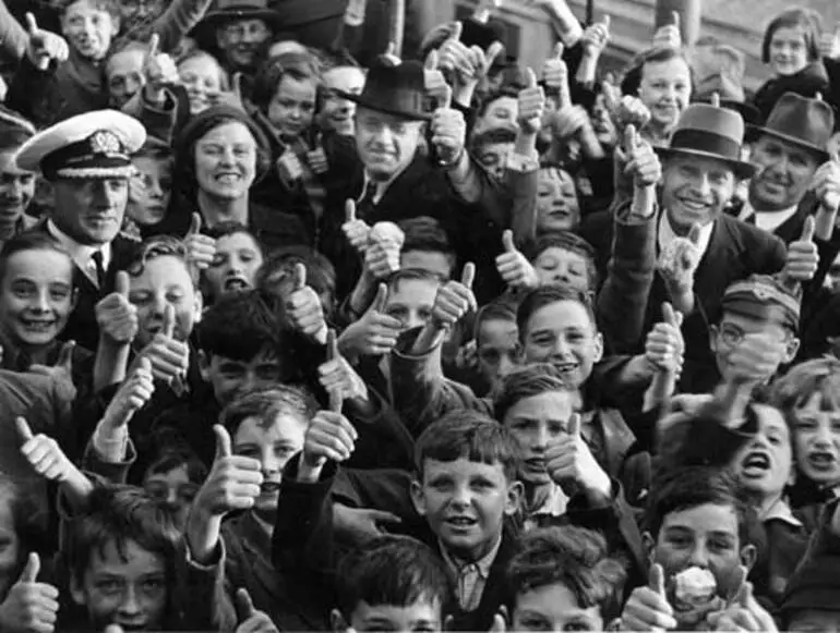 Image: Welcoming Scottish children, 1940