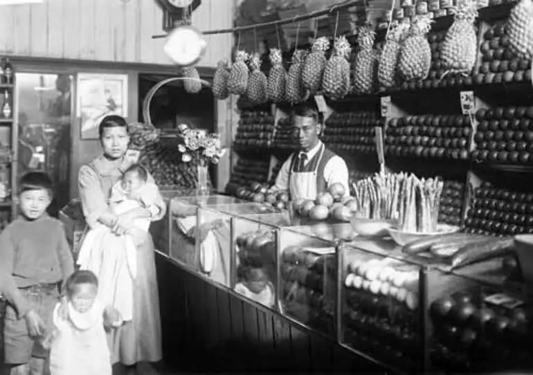 Image: A Chinese family