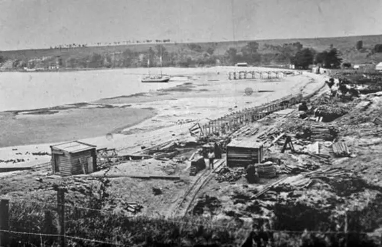 Image: Sewer under construction, Ōkahu Bay, 1910