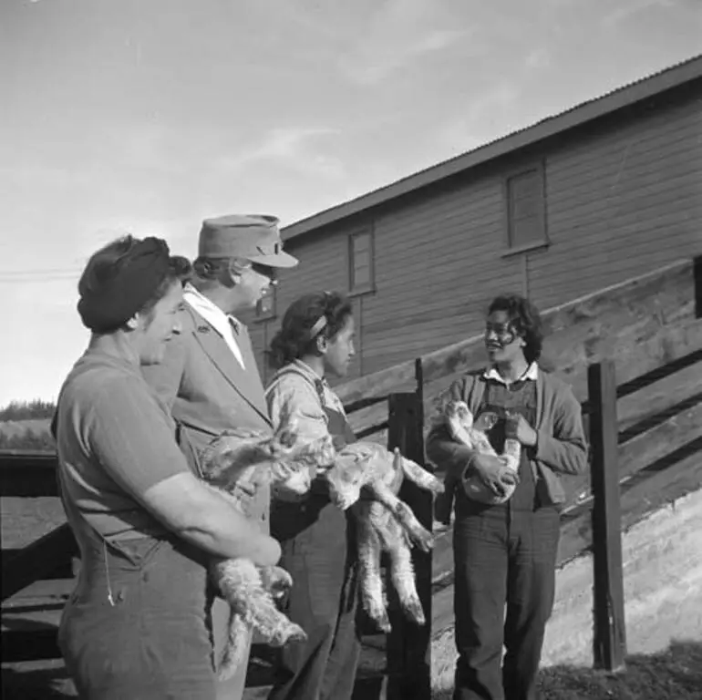 Image: Land girls and Eleanor Roosevelt