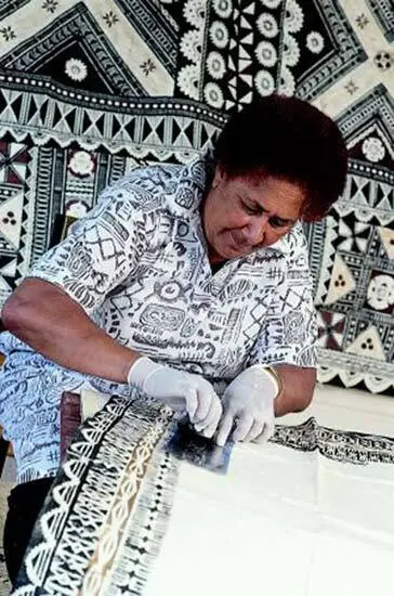 Image: Making tapa cloth