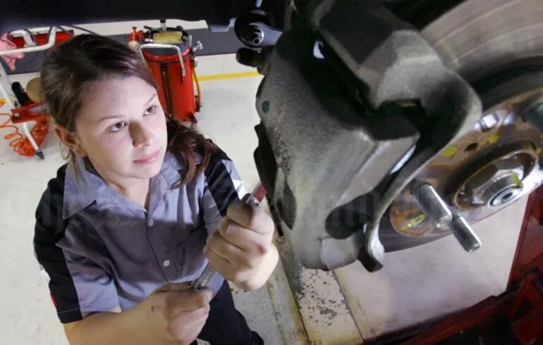 Image: Woman automotive apprentice