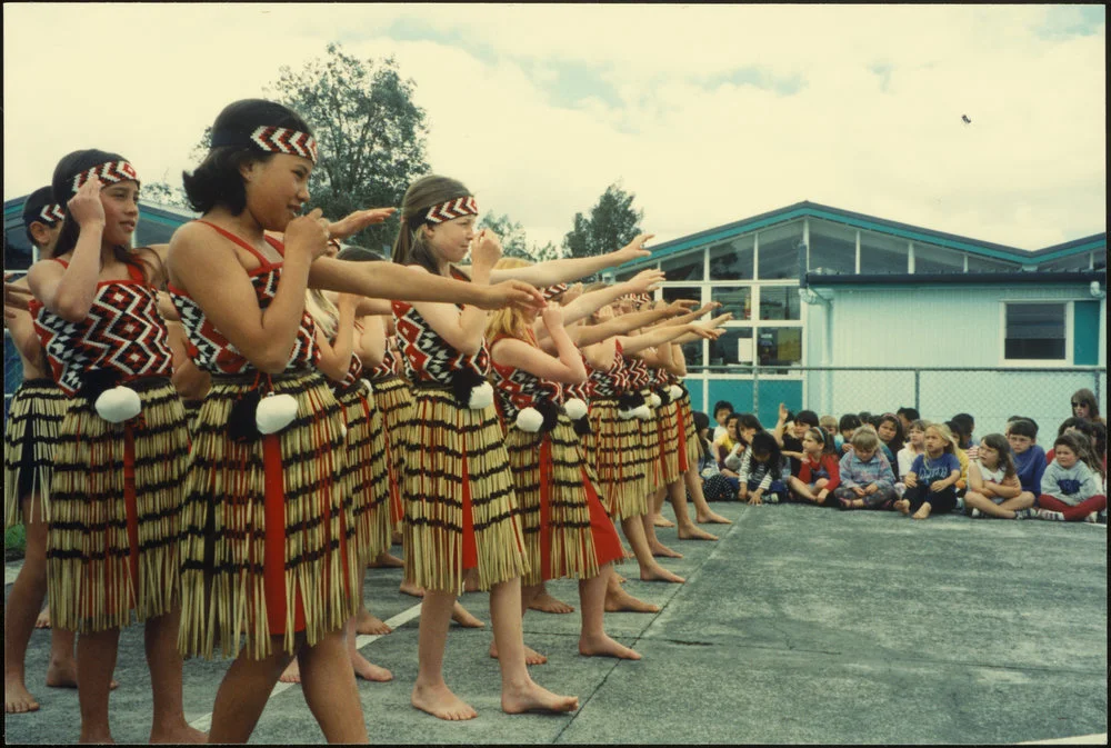Māori haka and poi dance