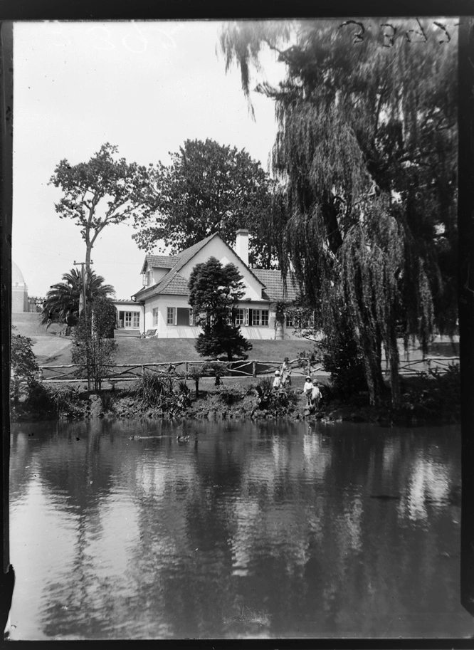 Auckland Domain pond and kiosk, 1921
