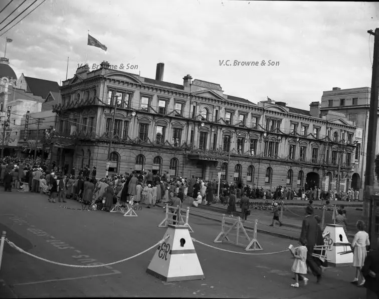 The Clarendon Hotel dressed for Royalty (1954) (PB0422/57)