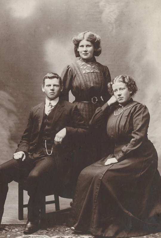 Photograph, Rabbidge Family | Record | DigitalNZ