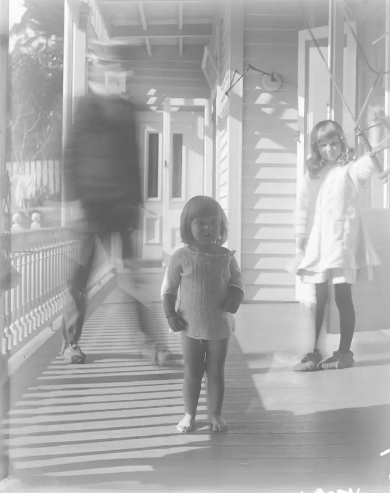 Hubert Vaile and daughters at Rosevale, Remuera, 1914