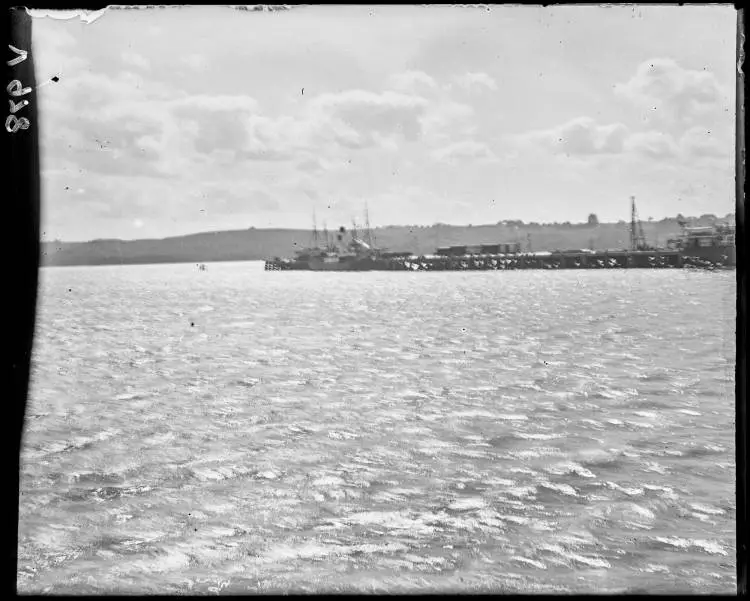 Onehunga Wharf, Manukau Harbour, 1906 Record DigitalNZ