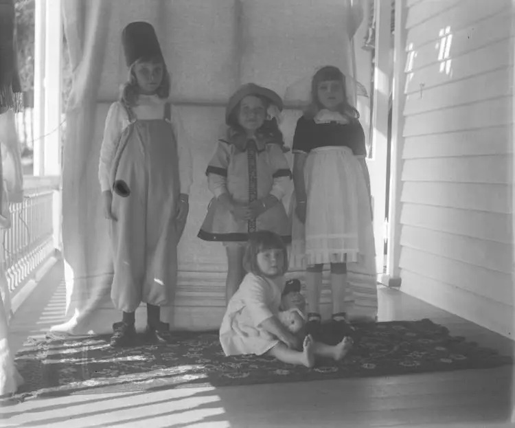 Hubert Vaile's daughters at Rosevale, Remuera, 1914