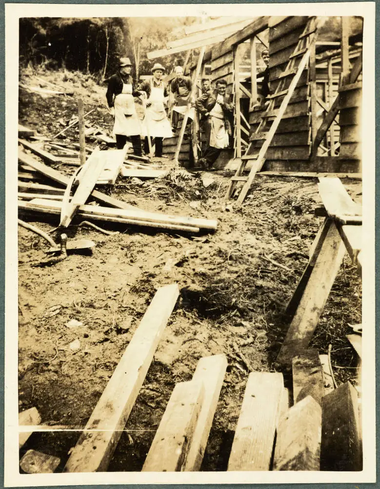 Building the cookhouse, main camp, Huia Dam