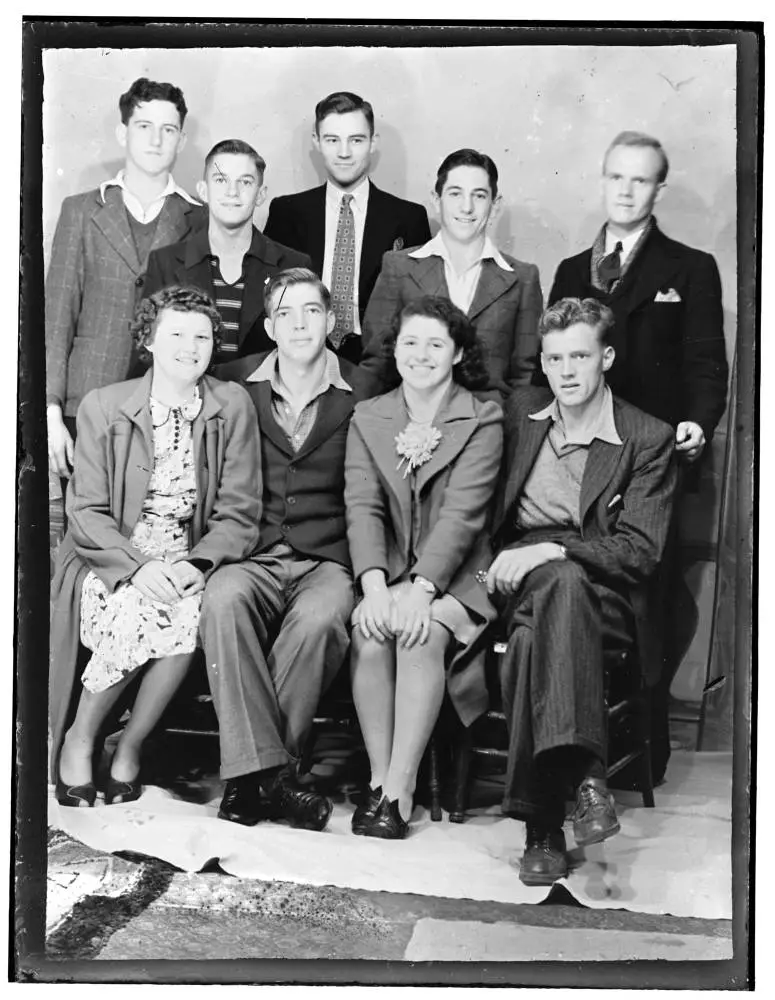 Morris family and friends.. Record DigitalNZ