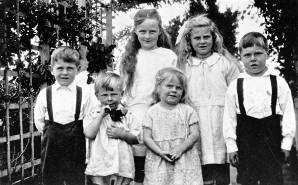 Burling family children: Photograph | Record | DigitalNZ