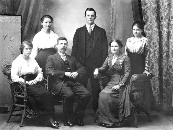 Burling family: Photograph | Record | DigitalNZ