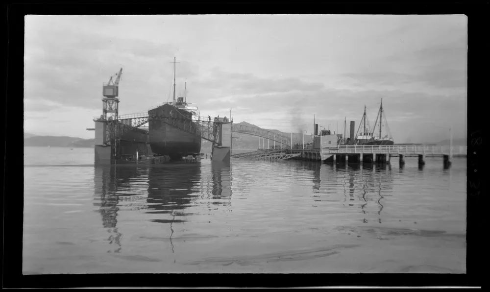 Floating dock, Wellington Record DigitalNZ