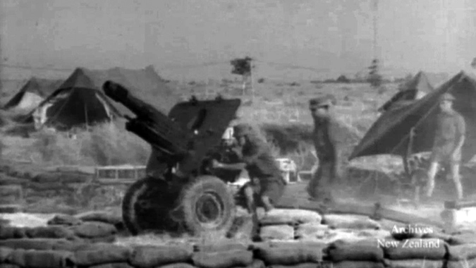 New Zealand gunners on patrol - Film