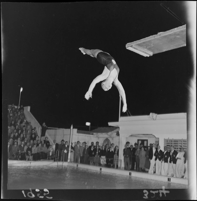 Professional diver Pat Keller McCormick (from the United States of ...