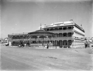 Masonic Hotel and band rotunda, Napier