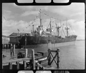 Auckland waterfront, showing the ship Union Banker Keelung