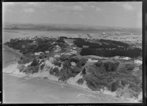 Houses on the cliffs above the sea, Glendowie, Auckland