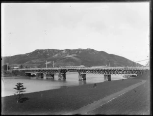 Gisborne, featuring a road bridge over the Turanganui River and Kaiti Hill beyond