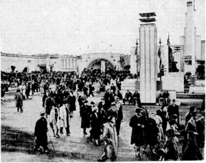ETening Post" Photo. A view of the crowd at the Centennial Exhibition on Saturday. The picture ivas taken from the entrance Jo the Government Court late in the afternoon. (Evening Post, 06 May 1940)
