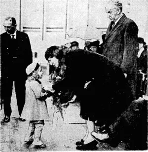 Kvenlng Post" Photo. Little Susan Hislop, daughter of Mr. and Mrs. T. C. A. Hislop, presenting a bouquet to Lady Q^way at the Centennial Exhibition on Saturday. Mr. Hislop is seen behind Lady Galway, and on the left is Mr. C. P. Hainsivorth, general manager of the Exhibition. (Evening Post, 06 May 1940)