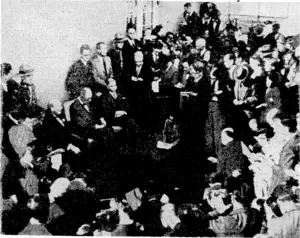 Canadian Wartime-Information Board Kadiophoto, The Press session which concluded the second Quebec Conference. Mr. Churchill, President Roosevelt, and Mr. Mackenzie King, Prime Minister of Canada, face a battery of journalists. (Evening Post, 27 September 1944)