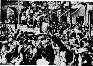 Parisians crowding round a food wagon to get supplies promised to them by the Allies. (Evening Post, 10 November 1944)