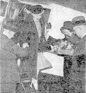 Miss Grade Fields landing at Rongotai yesterday. (Evening Post, 03 August 1945)