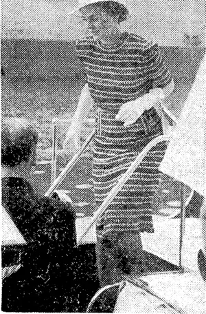 Viscountess Clive, Lady-in-Wailing to the Duchess of Gloucester, landing at Man-o'-War Steps, Fort Macquarie, Sydney, last iveek. (Evening Post, 07 February 1945)