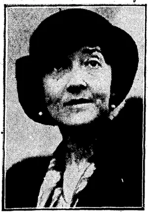 1 S. P. Andrew Photo. INSTRUCTOR – COMMANDER W. H. MOVES, of H.M.A.S. Aus-Iralia, who lias visited the. Airfare tic with three expeditions since 1911. , (Evening Post, 25 September 1933)