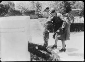 Nurses place wreath placed in Cairo cemetery on Anzac Day 1940